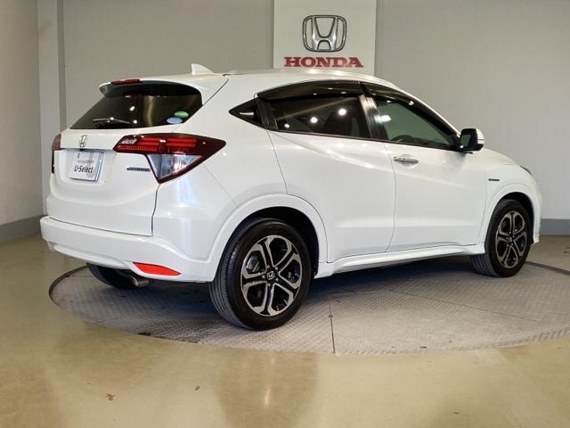 ヴェゼル ハイブリッドＺ　エマージェンシーストップシグナル　ＥＴＣ装備　横滑り防止機能　サイドＳＲＳ　盗難防止　インテリキー　ＤＶＤ再生可　ＡＵＴＯエアコン　パワステ　助手席エアバッグ　オートクルーズ　ＴＶナビ（7枚目）