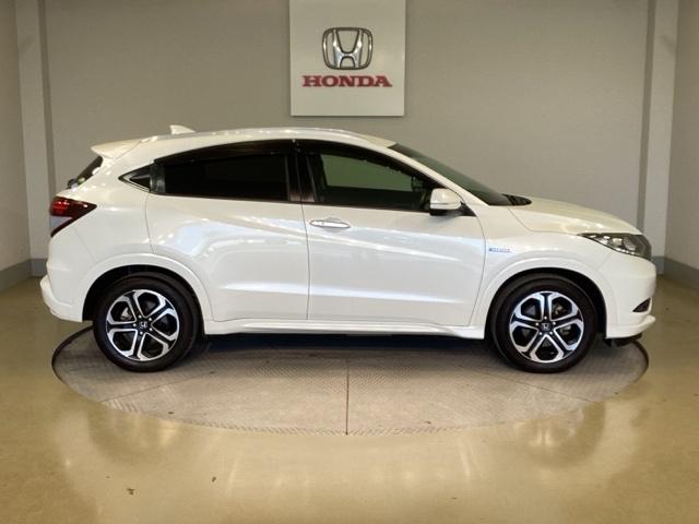 ヴェゼル ハイブリッドＺ　エマージェンシーストップシグナル　ＥＴＣ装備　横滑り防止機能　サイドＳＲＳ　盗難防止　インテリキー　ＤＶＤ再生可　ＡＵＴＯエアコン　パワステ　助手席エアバッグ　オートクルーズ　ＴＶナビ（8枚目）