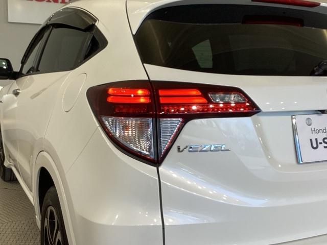 ヴェゼル ハイブリッドＺ　エマージェンシーストップシグナル　ＥＴＣ装備　横滑り防止機能　サイドＳＲＳ　盗難防止　インテリキー　ＤＶＤ再生可　ＡＵＴＯエアコン　パワステ　助手席エアバッグ　オートクルーズ　ＴＶナビ（13枚目）