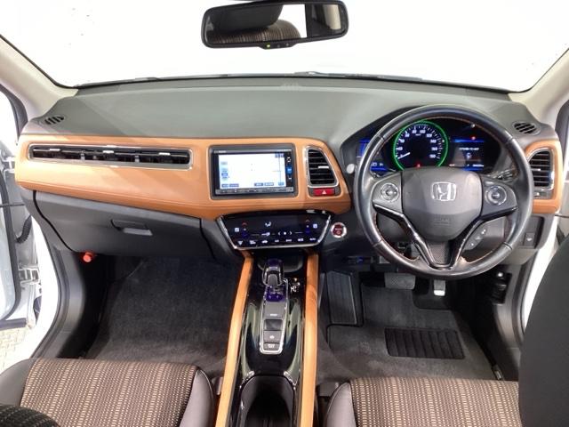 ヴェゼル ハイブリッドＺ　エマージェンシーストップシグナル　ＥＴＣ装備　横滑り防止機能　サイドＳＲＳ　盗難防止　インテリキー　ＤＶＤ再生可　ＡＵＴＯエアコン　パワステ　助手席エアバッグ　オートクルーズ　ＴＶナビ（14枚目）