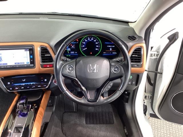 ヴェゼル ハイブリッドＺ　エマージェンシーストップシグナル　ＥＴＣ装備　横滑り防止機能　サイドＳＲＳ　盗難防止　インテリキー　ＤＶＤ再生可　ＡＵＴＯエアコン　パワステ　助手席エアバッグ　オートクルーズ　ＴＶナビ（15枚目）