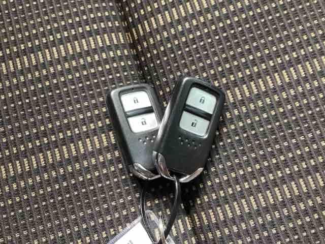 ヴェゼル ハイブリッドＺ　エマージェンシーストップシグナル　ＥＴＣ装備　横滑り防止機能　サイドＳＲＳ　盗難防止　インテリキー　ＤＶＤ再生可　ＡＵＴＯエアコン　パワステ　助手席エアバッグ　オートクルーズ　ＴＶナビ（26枚目）