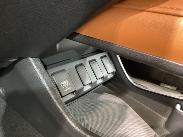 ヴェゼル ハイブリッドＺ　エマージェンシーストップシグナル　ＥＴＣ装備　横滑り防止機能　サイドＳＲＳ　盗難防止　インテリキー　ＤＶＤ再生可　ＡＵＴＯエアコン　パワステ　助手席エアバッグ　オートクルーズ　ＴＶナビ（34枚目）