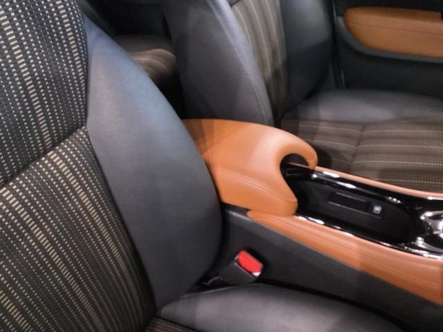 ヴェゼル ハイブリッドＺ　エマージェンシーストップシグナル　ＥＴＣ装備　横滑り防止機能　サイドＳＲＳ　盗難防止　インテリキー　ＤＶＤ再生可　ＡＵＴＯエアコン　パワステ　助手席エアバッグ　オートクルーズ　ＴＶナビ（37枚目）