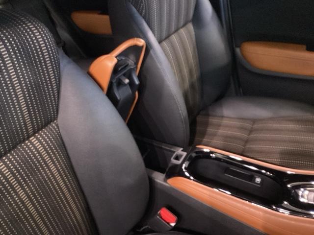 ヴェゼル ハイブリッドＺ　エマージェンシーストップシグナル　ＥＴＣ装備　横滑り防止機能　サイドＳＲＳ　盗難防止　インテリキー　ＤＶＤ再生可　ＡＵＴＯエアコン　パワステ　助手席エアバッグ　オートクルーズ　ＴＶナビ（38枚目）