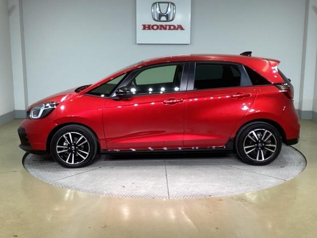 フィット ＲＳ　サポカー　ＵＳＢ接続　盗難防止システム　ＡＵＴＯライト　リヤカメラ　ＤＶＤ再生　ＬＥＤライト　ＡＢＳ　ＥＳＣ　サイドエアバッグ　キーレス　フルオートエアコン　スマートキー　フルセグＴＶ　クルコン（4枚目）