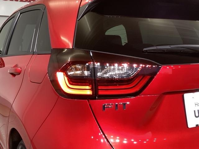 フィット ＲＳ　サポカー　ＵＳＢ接続　盗難防止システム　ＡＵＴＯライト　リヤカメラ　ＤＶＤ再生　ＬＥＤライト　ＡＢＳ　ＥＳＣ　サイドエアバッグ　キーレス　フルオートエアコン　スマートキー　フルセグＴＶ　クルコン（13枚目）