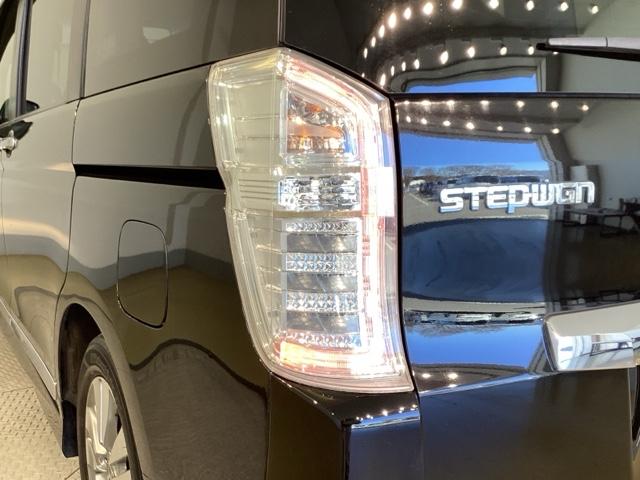 ステップワゴンスパーダ Ｚ　Ｂモニター　ｉ－ＳＴＯＰ　セキュリティ　スマートキ　キーレスエントリー　パワーウィンドウ　ナビＴＶ　横滑り防止機能　三列シート　ＥＴＣ装備　ＡＢＳ　ＤＶＤ再生可能　運転席助手席エアバック　パワステ（13枚目）