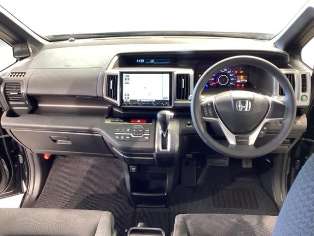 ステップワゴンスパーダ Ｚ　Ｂモニター　ｉ－ＳＴＯＰ　セキュリティ　スマートキ　キーレスエントリー　パワーウィンドウ　ナビＴＶ　横滑り防止機能　三列シート　ＥＴＣ装備　ＡＢＳ　ＤＶＤ再生可能　運転席助手席エアバック　パワステ（14枚目）