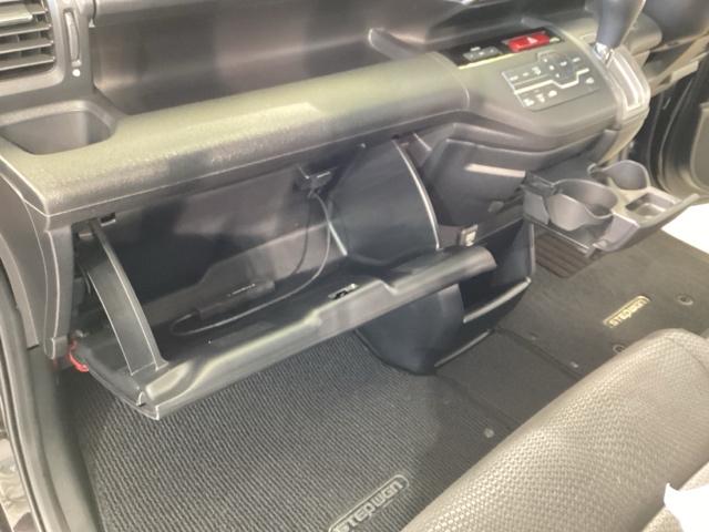 ステップワゴンスパーダ Ｚ　Ｂモニター　ｉ－ＳＴＯＰ　セキュリティ　スマートキ　キーレスエントリー　パワーウィンドウ　ナビＴＶ　横滑り防止機能　三列シート　ＥＴＣ装備　ＡＢＳ　ＤＶＤ再生可能　運転席助手席エアバック　パワステ（33枚目）