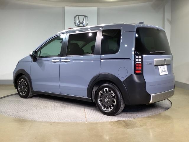 フリード クロスター　ＡＡＣ　ＥＴＣ付き　スマ－トキ－　シ－トヒ－タ－　盗難防止システム　ＵＳＢ　サイドエアバッグ　クルコン　ＥＳＣ　ＡＢＳ　キーフリー　オートライト　バックアイカメラ　パワーウィンドウ（5枚目）