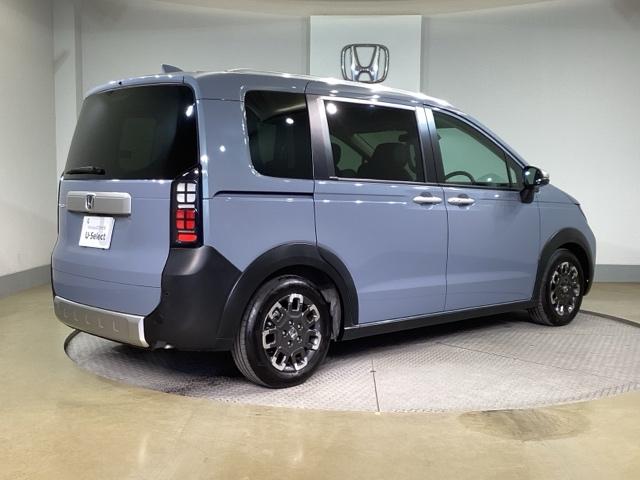 フリード クロスター　ＡＡＣ　ＥＴＣ付き　スマ－トキ－　シ－トヒ－タ－　盗難防止システム　ＵＳＢ　サイドエアバッグ　クルコン　ＥＳＣ　ＡＢＳ　キーフリー　オートライト　バックアイカメラ　パワーウィンドウ（7枚目）