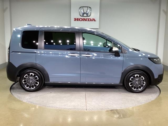 フリード クロスター　ＡＡＣ　ＥＴＣ付き　スマ－トキ－　シ－トヒ－タ－　盗難防止システム　ＵＳＢ　サイドエアバッグ　クルコン　ＥＳＣ　ＡＢＳ　キーフリー　オートライト　バックアイカメラ　パワーウィンドウ（8枚目）