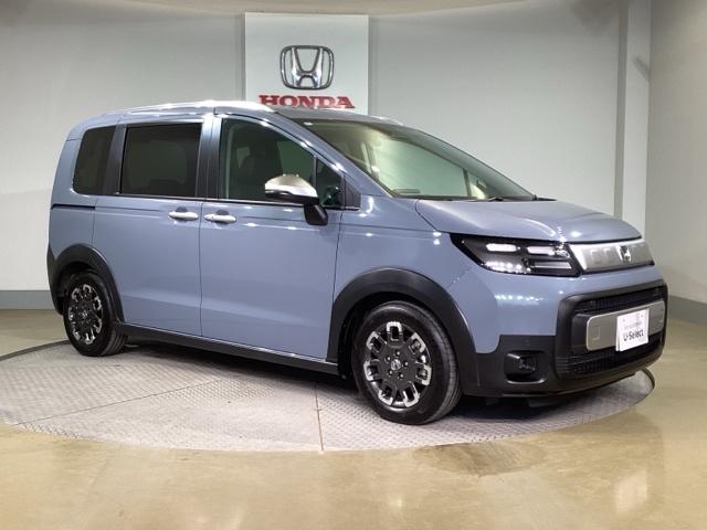 フリード クロスター　ＡＡＣ　ＥＴＣ付き　スマ－トキ－　シ－トヒ－タ－　盗難防止システム　ＵＳＢ　サイドエアバッグ　クルコン　ＥＳＣ　ＡＢＳ　キーフリー　オートライト　バックアイカメラ　パワーウィンドウ（9枚目）