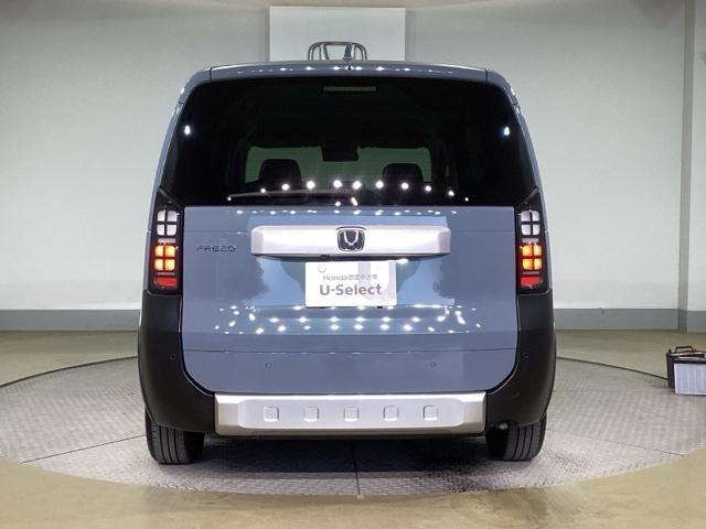 フリード クロスター　ＡＡＣ　ＥＴＣ付き　スマ－トキ－　シ－トヒ－タ－　盗難防止システム　ＵＳＢ　サイドエアバッグ　クルコン　ＥＳＣ　ＡＢＳ　キーフリー　オートライト　バックアイカメラ　パワーウィンドウ（12枚目）