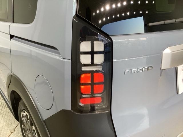 フリード クロスター　ＡＡＣ　ＥＴＣ付き　スマ－トキ－　シ－トヒ－タ－　盗難防止システム　ＵＳＢ　サイドエアバッグ　クルコン　ＥＳＣ　ＡＢＳ　キーフリー　オートライト　バックアイカメラ　パワーウィンドウ（13枚目）