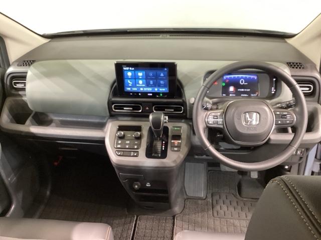 フリード クロスター　ＡＡＣ　ＥＴＣ付き　スマ－トキ－　シ－トヒ－タ－　盗難防止システム　ＵＳＢ　サイドエアバッグ　クルコン　ＥＳＣ　ＡＢＳ　キーフリー　オートライト　バックアイカメラ　パワーウィンドウ（14枚目）