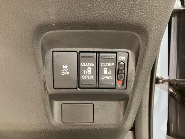 フリード クロスター　ＡＡＣ　ＥＴＣ付き　スマ－トキ－　シ－トヒ－タ－　盗難防止システム　ＵＳＢ　サイドエアバッグ　クルコン　ＥＳＣ　ＡＢＳ　キーフリー　オートライト　バックアイカメラ　パワーウィンドウ（25枚目）