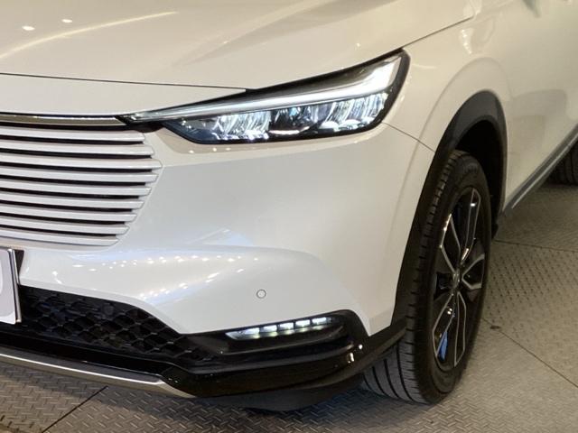 ヴェゼル ｅ：ＨＥＶＺ　Ｓヒータ　地デジフルセグＴＶ　電動テールゲート　サイドエアバッグ　後カメラ　前後障害物センサー　横滑防止装置　エアコン　ＬＥＤヘットライト　パワステ　ＵＳＢ接続　ナビＴＶ　エアバック（11枚目）