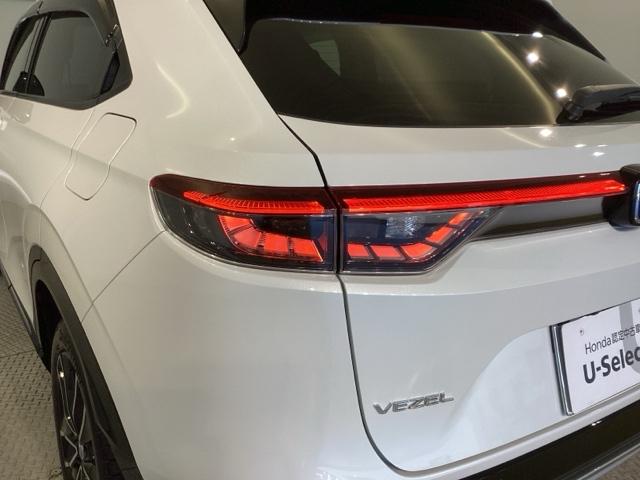 ヴェゼル ｅ：ＨＥＶＺ　Ｓヒータ　地デジフルセグＴＶ　電動テールゲート　サイドエアバッグ　後カメラ　前後障害物センサー　横滑防止装置　エアコン　ＬＥＤヘットライト　パワステ　ＵＳＢ接続　ナビＴＶ　エアバック（13枚目）