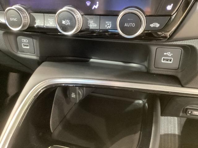 ヴェゼル ｅ：ＨＥＶＺ　Ｓヒータ　地デジフルセグＴＶ　電動テールゲート　サイドエアバッグ　後カメラ　前後障害物センサー　横滑防止装置　エアコン　ＬＥＤヘットライト　パワステ　ＵＳＢ接続　ナビＴＶ　エアバック（34枚目）