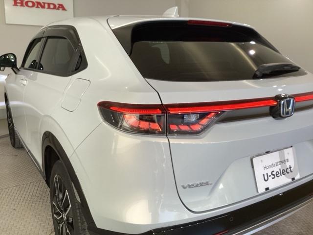 ヴェゼル ｅ：ＨＥＶＺ　Ｓヒータ　地デジフルセグＴＶ　電動テールゲート　サイドエアバッグ　後カメラ　前後障害物センサー　横滑防止装置　エアコン　ＬＥＤヘットライト　パワステ　ＵＳＢ接続　ナビＴＶ　エアバック（12枚目）