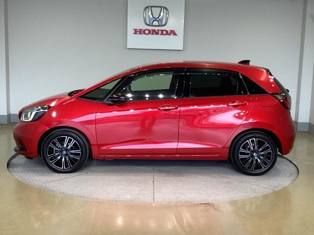 フィット ｅ：ＨＥＶホーム２０周年特別仕様車カーサ　前後障害物センサー　Ｒカメ　ＥＴＣ　ＬＥＤライト　ＵＳＢ　シートヒーター　フルセグ　オートクルーズコントロール　ＡＢＳ　横滑り防止装置　ドライブレコーダー（4枚目）