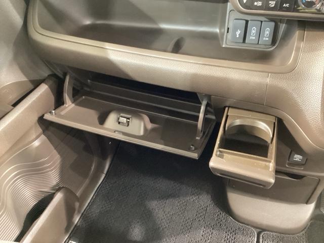 N-BOX L バックセンサー Wエアバッグ 前席シートヒーター USB接続 LED リモコンキー Bカメラ イモビ VSA ドラレコ付 PS PW エアバック ベンチシート 片側電動両側スライドドア ABS(39枚目)