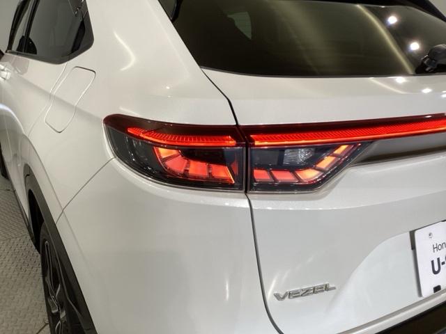 ヴェゼル ｅ：ＨＥＶＺ　Ｓヒータ　地デジフルセグＴＶ　電動テールゲート　サイドエアバッグ　後カメラ　前後障害物センサー　横滑防止装置　エアコン　ＬＥＤヘットライト　パワステ　ＵＳＢ接続　ナビＴＶ　エアバック（13枚目）