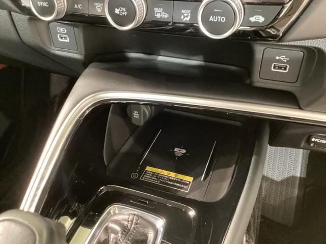 ヴェゼル ｅ：ＨＥＶＺ　Ｓヒータ　地デジフルセグＴＶ　電動テールゲート　サイドエアバッグ　後カメラ　前後障害物センサー　横滑防止装置　エアコン　ＬＥＤヘットライト　パワステ　ＵＳＢ接続　ナビＴＶ　エアバック（33枚目）