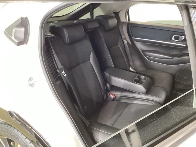 ヴェゼル ｅ：ＨＥＶＺ　Ｓヒータ　地デジフルセグＴＶ　電動テールゲート　サイドエアバッグ　後カメラ　前後障害物センサー　横滑防止装置　エアコン　ＬＥＤヘットライト　パワステ　ＵＳＢ接続　ナビＴＶ　エアバック（39枚目）