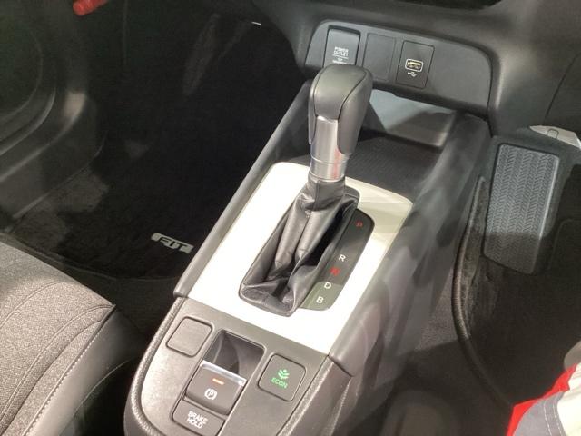 フィット ｅ：ＨＥＶホーム　助手席エアバック　衝突軽減ブレ－キ　前後障害物センサー　アクティブクルーズコントロール　Ｂモニター　ＥＴＣ付　ＵＳＢ　ＬＥＤヘッドランプ　イモビライザー　スマートキー　Ｄレコ　ＶＳＡ（17枚目）