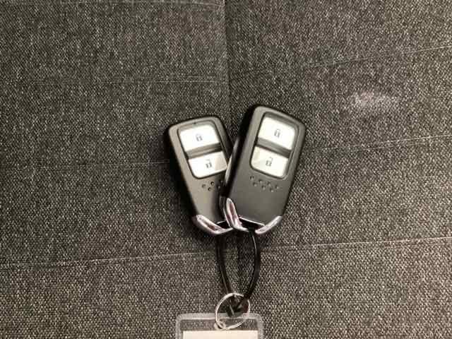 フィット ｅ：ＨＥＶホーム　助手席エアバック　衝突軽減ブレ－キ　前後障害物センサー　アクティブクルーズコントロール　Ｂモニター　ＥＴＣ付　ＵＳＢ　ＬＥＤヘッドランプ　イモビライザー　スマートキー　Ｄレコ　ＶＳＡ（26枚目）