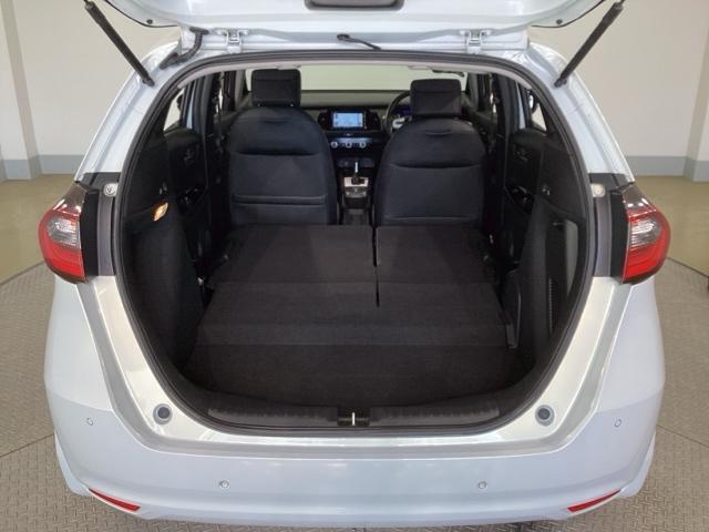 フィット ｅ：ＨＥＶホーム　助手席エアバック　衝突軽減ブレ－キ　前後障害物センサー　アクティブクルーズコントロール　Ｂモニター　ＥＴＣ付　ＵＳＢ　ＬＥＤヘッドランプ　イモビライザー　スマートキー　Ｄレコ　ＶＳＡ（41枚目）