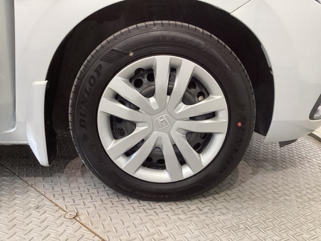 フィット ｅ：ＨＥＶホーム　助手席エアバック　衝突軽減ブレ－キ　前後障害物センサー　アクティブクルーズコントロール　Ｂモニター　ＥＴＣ付　ＵＳＢ　ＬＥＤヘッドランプ　イモビライザー　スマートキー　Ｄレコ　ＶＳＡ（43枚目）