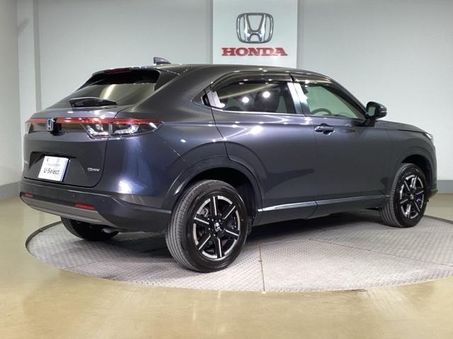 ヴェゼル ｅ：ＨＥＶＺ　地デジフルセグＴＶ　サイドエアバッグ　後カメラ　前後障害物センサー　横滑防止装置　エアコン　ＬＥＤヘットライト　パワステ　ＵＳＢ接続　ナビＴＶ　エアバック　クルーズＣ　ＡＢＳ　ＥＴＣ付（7枚目）