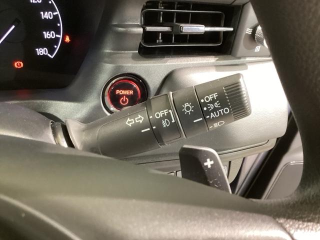 ヴェゼル ｅ：ＨＥＶＺ　地デジフルセグＴＶ　サイドエアバッグ　後カメラ　前後障害物センサー　横滑防止装置　エアコン　ＬＥＤヘットライト　パワステ　ＵＳＢ接続　ナビＴＶ　エアバック　クルーズＣ　ＡＢＳ　ＥＴＣ付（32枚目）