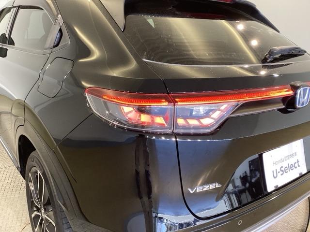 ヴェゼル ｅ：ＨＥＶＺ　スマートキー＆プッシュスタート　サイドＳＲＳ　オートテールゲート　イモビ　地デジ　Ｂカメ　キーレスエントリー　Ｃソナー　ＵＳＢポート　ＰＳ　ＬＥＤライト　アクティブクルーズコントロール（13枚目）
