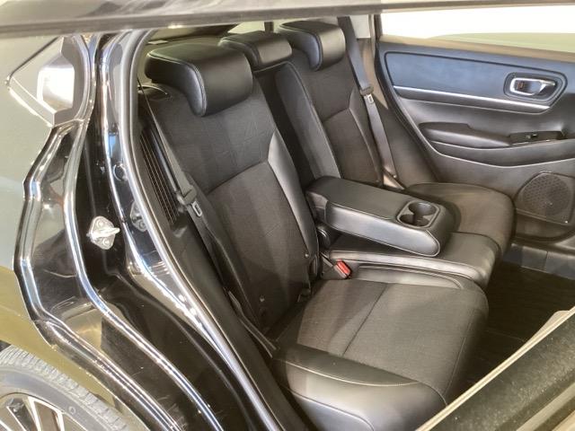 ヴェゼル ｅ：ＨＥＶＺ　スマートキー＆プッシュスタート　サイドＳＲＳ　オートテールゲート　イモビ　地デジ　Ｂカメ　キーレスエントリー　Ｃソナー　ＵＳＢポート　ＰＳ　ＬＥＤライト　アクティブクルーズコントロール（40枚目）