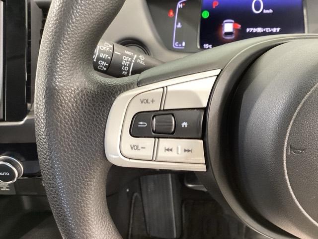 フィット ホーム　ＵＳＢポート　前後誤発進抑制　前後障害物センサー　オートライト　Ｗエアバック　ｉストップ　ＬＥＤヘットライト　スマ－トキ－　横滑り防止機能　ＥＴＣ車載器　盗難防止装置　ドラレコ　エアバッグ（31枚目）