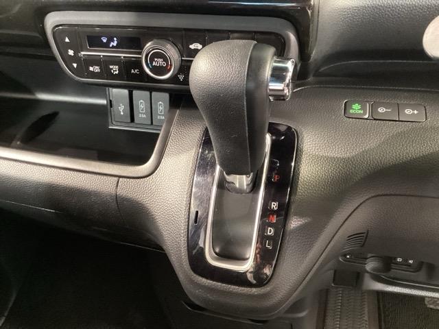 N-BOXカスタム G・Lホンダセンシング ヘッドライトLED キーレススタート ベンチシート オ-トエアコン ドライブレコ-ダ- パワステ DVDプレーヤー アイストップ エアB 地デジフルセグ ETC装備 USB接続(17枚目)