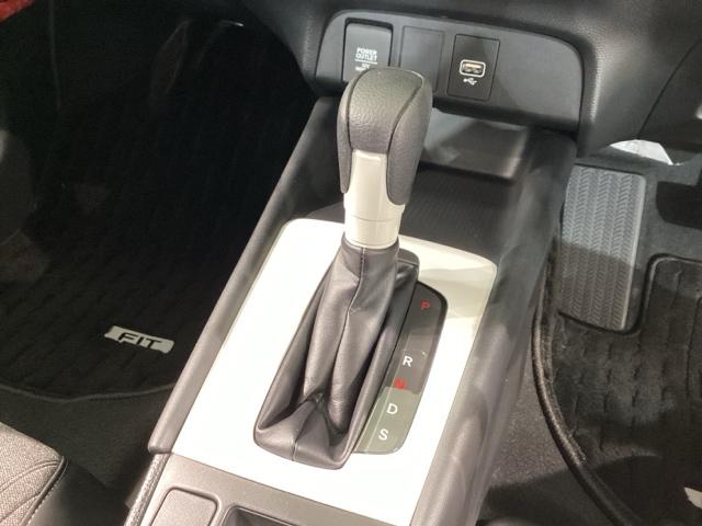 フィット ホーム　前後センサー　地デジチューナー　ＢＴ　横滑り防止　盗難防止装置　衝突軽減ブレーキ　オートハイビーム　サイドエアバッグ　ＵＳＢ　オートクルーズコントロール　ドラレコ　ＥＴＣ　ＡＡＣ　スマ－トキ－（17枚目）