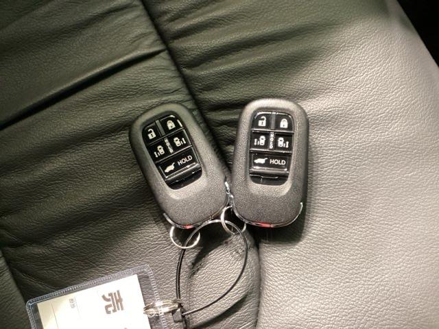 オデッセイハイブリッド e:HEVアブソルート・EXブラックエディション アイドリングストップ 地デジ Dレコ 試乗車UP Sヒーター Wエアコン ETC車載器 電動シ-ト レザーシート 盗難防止システム 3列シート VSA(25枚目)