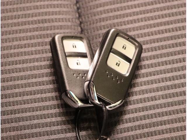 フィットハイブリッド Lホンダセンシング 軽減ブレーキ Rカメ LED サイドSRS 横滑り防止 ドライブレコーダー フルセグテレビ ナビTV パワーステアリング 盗難防止装置 オートクルーズ ETC車載器 DVD再生(26枚目)