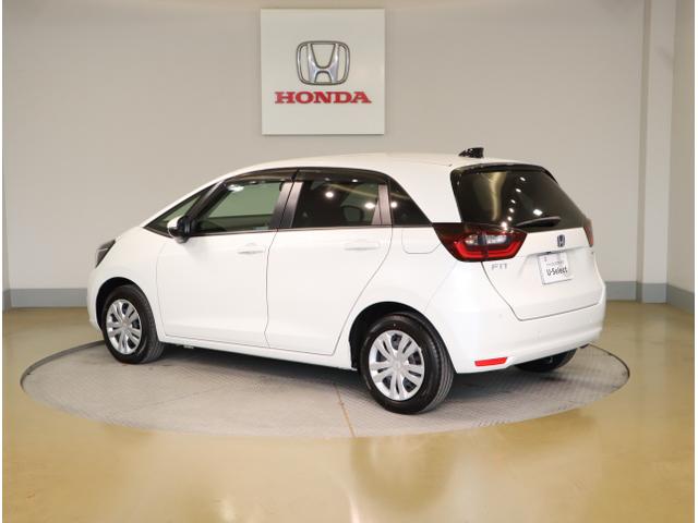 フィット e:HEVホーム 前後誤発進抑制機能 助手席エアバッグ 運転席エアバッグ アイドリングストップ LEDライト USB接続 バックカメラ ABS サイドエアバッグ オートクルーズコントロール DVD再生(5枚目)