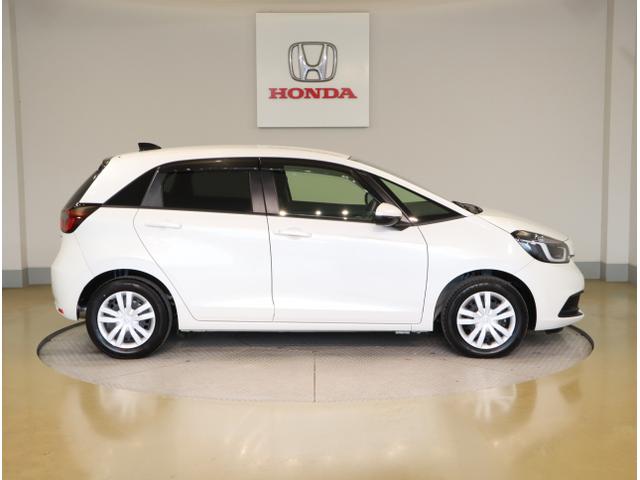 フィット e:HEVホーム 前後誤発進抑制機能 助手席エアバッグ 運転席エアバッグ アイドリングストップ LEDライト USB接続 バックカメラ ABS サイドエアバッグ オートクルーズコントロール DVD再生(8枚目)