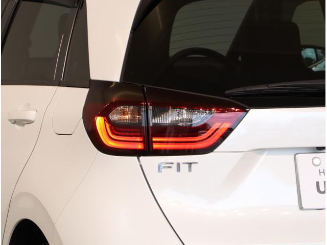 フィット e:HEVホーム 前後誤発進抑制機能 助手席エアバッグ 運転席エアバッグ アイドリングストップ LEDライト USB接続 バックカメラ ABS サイドエアバッグ オートクルーズコントロール DVD再生(13枚目)