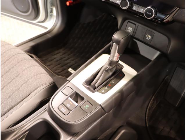 フィット e:HEVホーム 前後誤発進抑制機能 助手席エアバッグ 運転席エアバッグ アイドリングストップ LEDライト USB接続 バックカメラ ABS サイドエアバッグ オートクルーズコントロール DVD再生(17枚目)