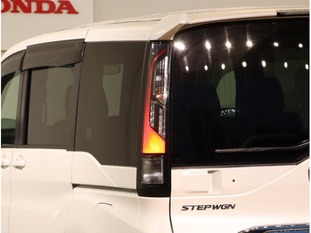 ステップワゴンスパーダ スパーダホンダセンシング　盗難防止　助手席エアバッグ　Ｗパワスラ　地デジ　ＬＥＤライト　横滑り防止システム　オートエアコン　リアカメラ　ドライブレコーダー装着車　ＵＳＢ　ナビ＆ＴＶ　三列シート（14枚目）