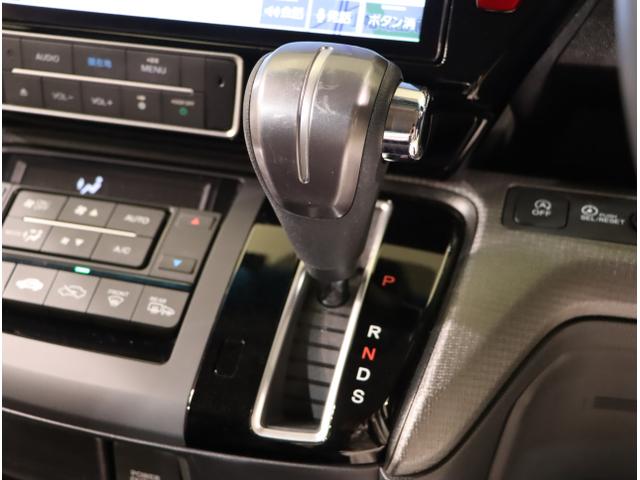ステップワゴンスパーダ スパーダホンダセンシング　盗難防止　助手席エアバッグ　Ｗパワスラ　地デジ　ＬＥＤライト　横滑り防止システム　オートエアコン　リアカメラ　ドライブレコーダー装着車　ＵＳＢ　ナビ＆ＴＶ　三列シート（18枚目）